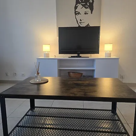 Les Pieds Dans L'eau Dans Front De Avec Piscines, Tennis, Privee Apartament