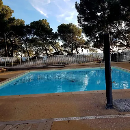 Les Pieds Dans L'eau Dans Front De Avec Piscines, Tennis, Privee Bandol