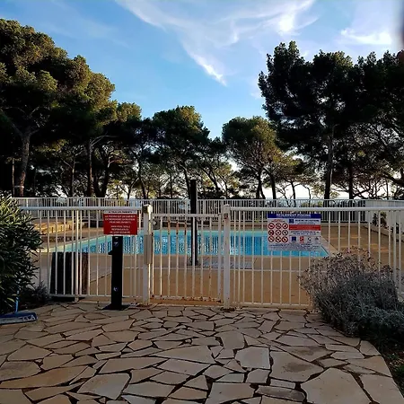 Les Pieds Dans L'eau Dans Résidence Front De Avec Piscines, Tennis, Privée * Bandol