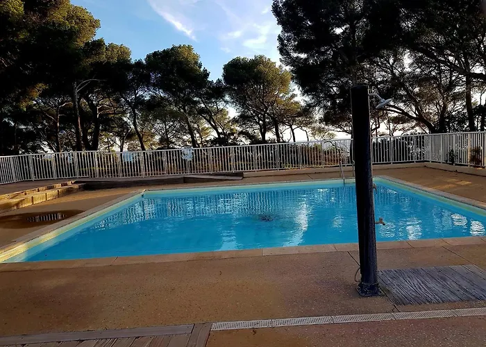Les Pieds Dans L'eau Dans Front De Avec Piscines, Tennis, Privee Bandol