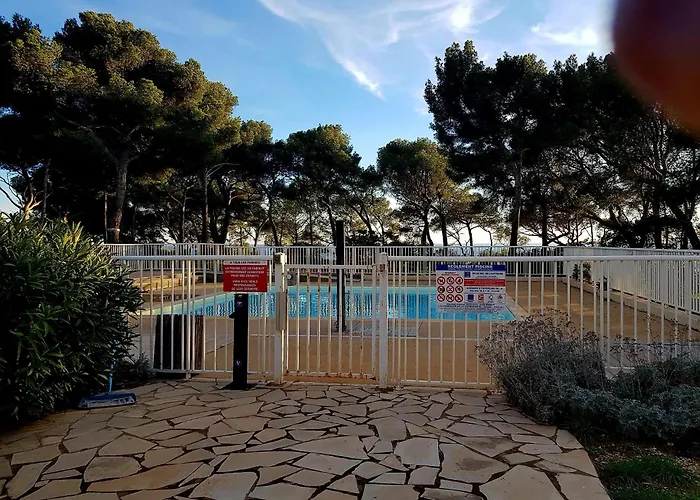 Les Pieds Dans L'eau Dans Front De Avec Piscines, Tennis, Privee * Bandol
